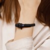 Тонкий кожаный браслет чёрного цвета для мужчин и женщин — № 10070